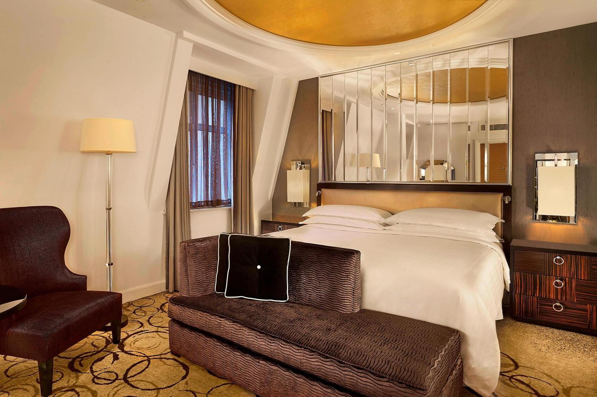 Sheraton Grand London Park Lane Εξωτερικό φωτογραφία A bedroom at The St Regis Mumbai
