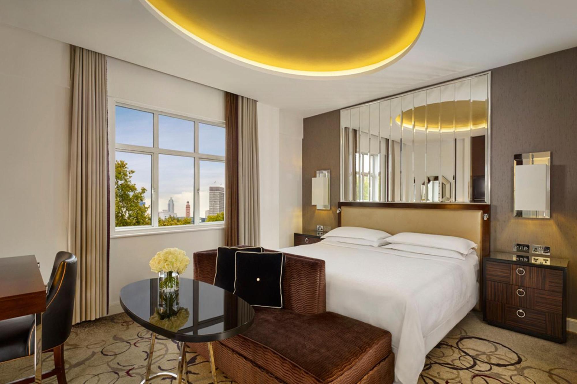 Sheraton Grand London Park Lane Εξωτερικό φωτογραφία A bedroom at the Conrad London St. George's Wharf