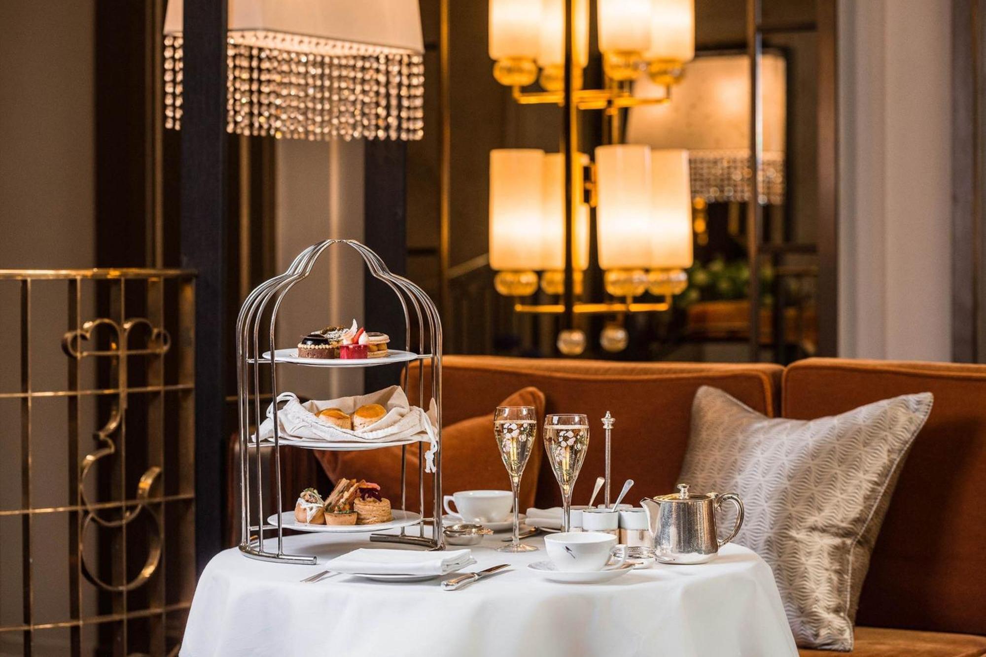Sheraton Grand London Park Lane Εξωτερικό φωτογραφία Afternoon tea at the Mandarin Oriental, London