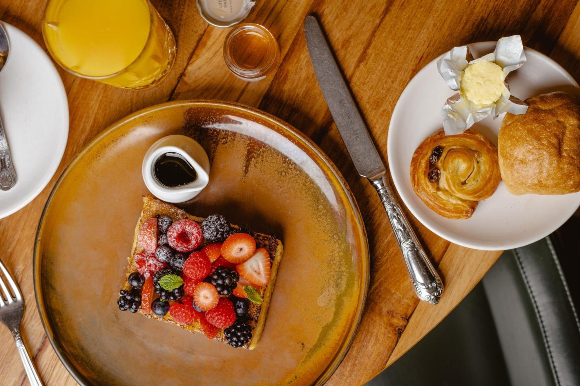 Sheraton Grand London Park Lane Εξωτερικό φωτογραφία A breakfast at the restaurant